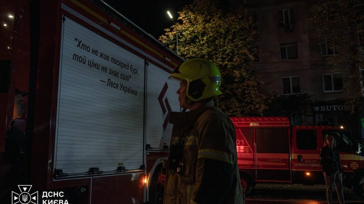 У Голосіївському районі Києва обстріл пошкодив багатоповерхівку