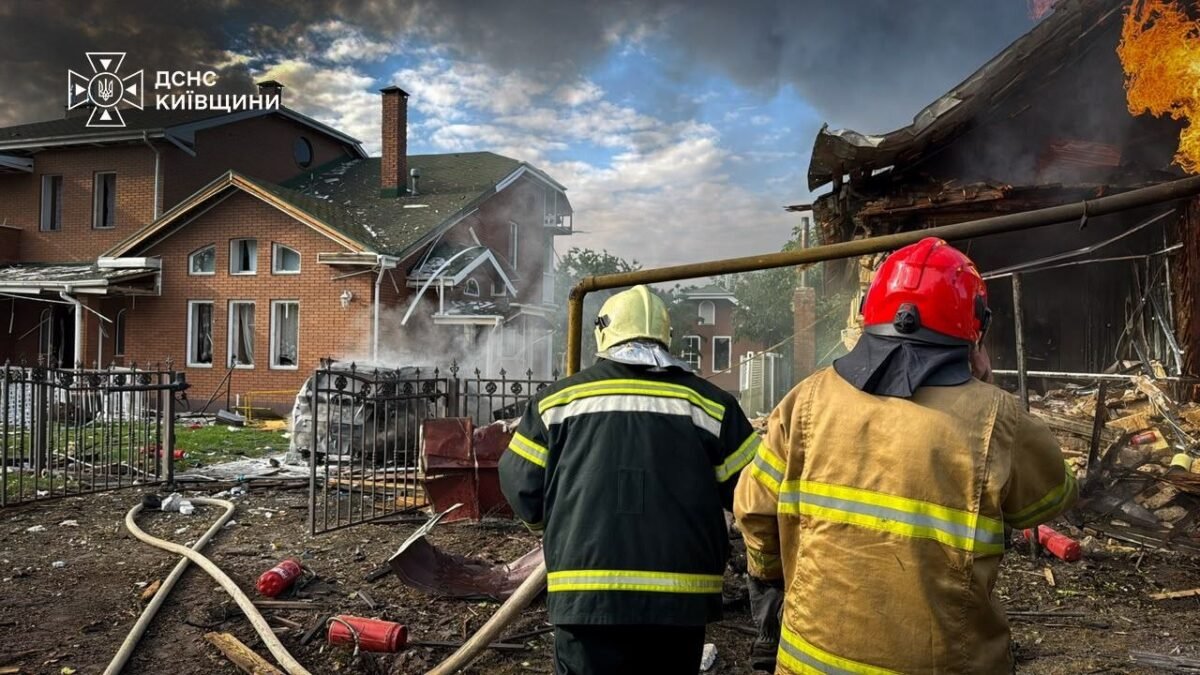 Рятувальники ДСНС працюють на Київщині після нічної атаки