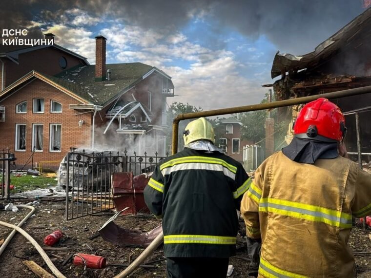 Рятувальники ДСНС працюють на Київщині після нічної атаки