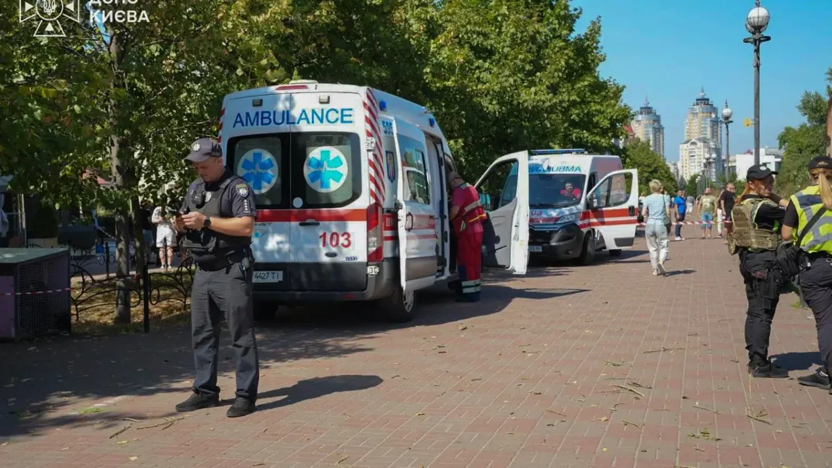 У Києві померла дворічна дівчинка, поранена на Оболоні під час атаки БпЛА