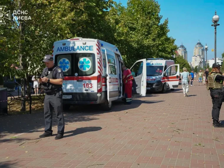 У Києві померла дворічна дівчинка, поранена на Оболоні під час атаки БпЛА