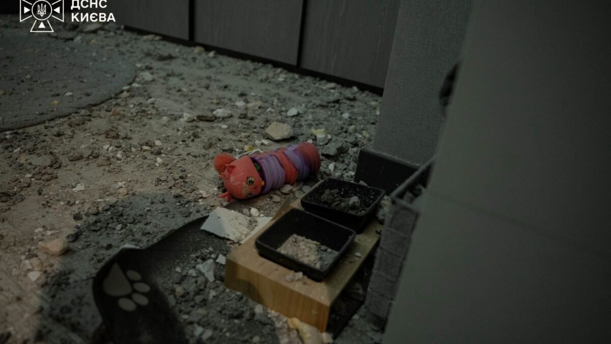 У Голосіївському районі уламки ворожого дрона пошкодили багатоповерхівку, є постраждалі