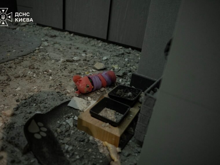 У Голосіївському районі уламки ворожого дрона пошкодили багатоповерхівку, є постраждалі
