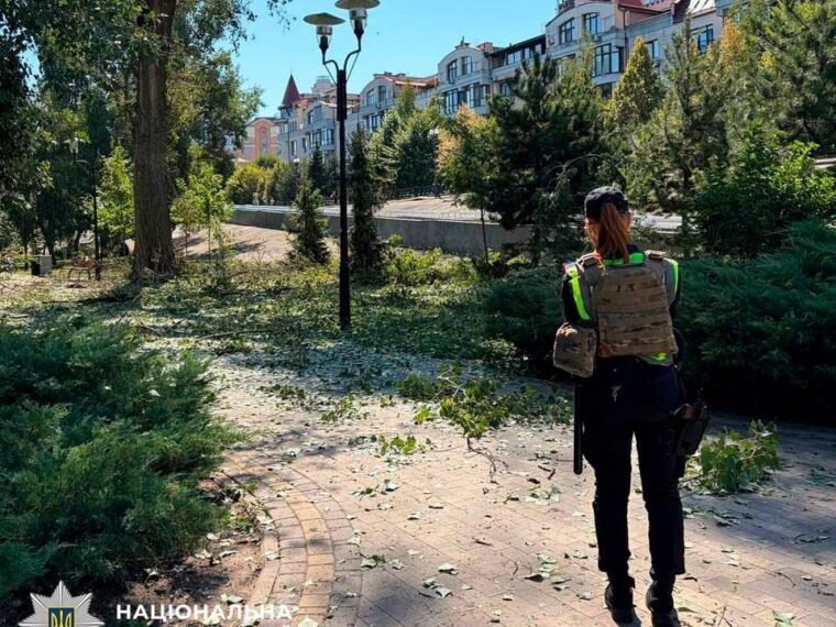 У Києві зафіксували наслідки атаки БпЛА: загинула дитина, є постраждалі