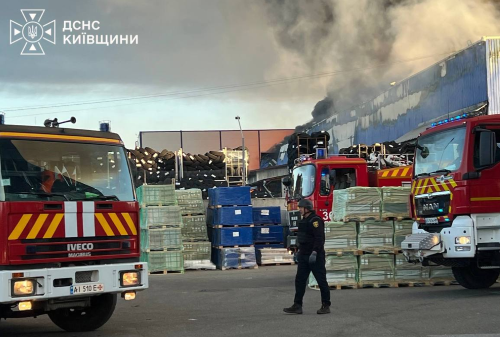 На Київщині понад 14 годин триває ліквідація масштабних пожеж після атаки