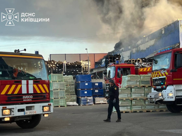 На Київщині понад 14 годин триває ліквідація масштабних пожеж після атаки