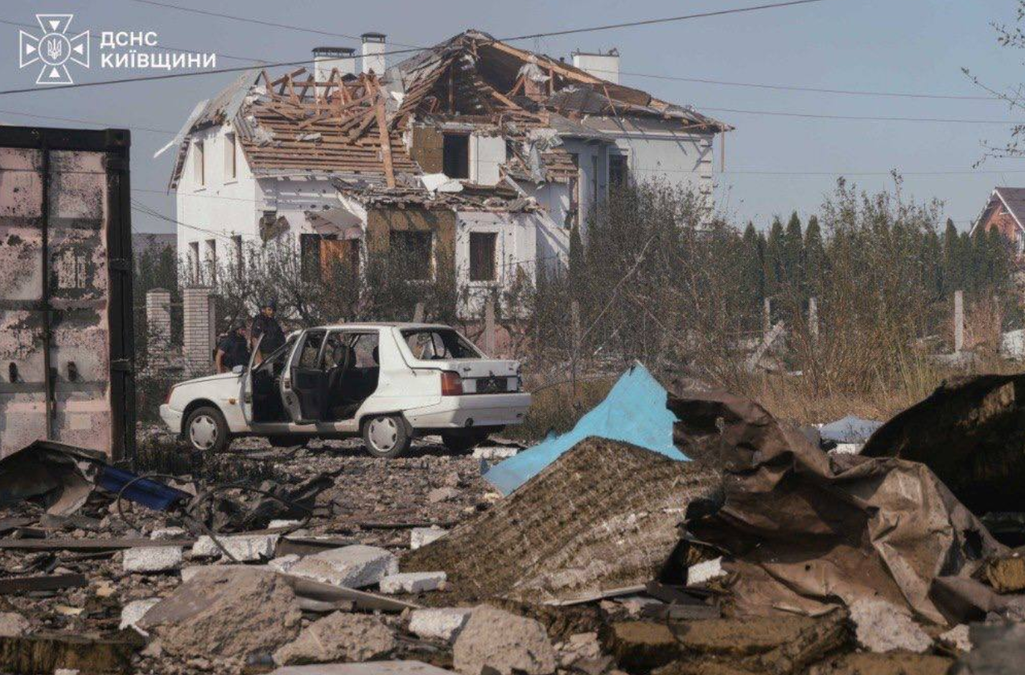 Ліквідація наслідків атаки на Київщині: ДСНС попереджає про загрозу вибухів