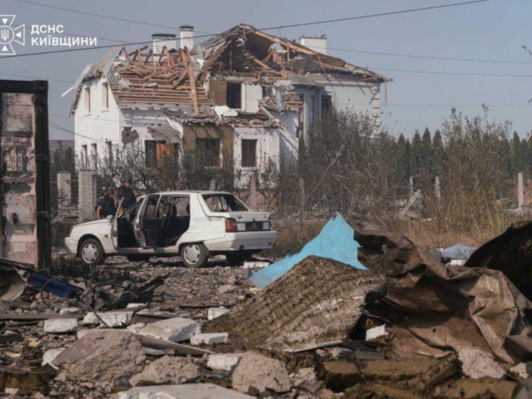 Ліквідація наслідків атаки на Київщині: ДСНС попереджає про загрозу вибухів