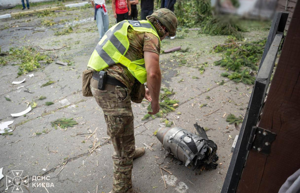 У Голосіївському районі Києва шахед поранив чоловіка та пошкодив заклад харчування