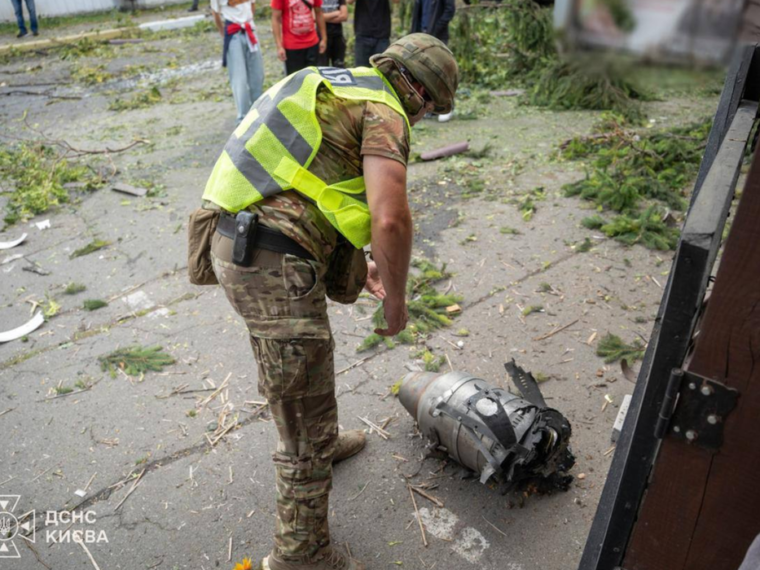 У Голосіївському районі Києва шахед поранив чоловіка та пошкодив заклад харчування