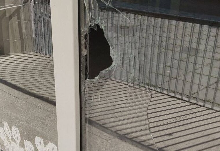 На Оболоні чоловік запустив сигнальну ракету у вікно школи: його затримала поліція