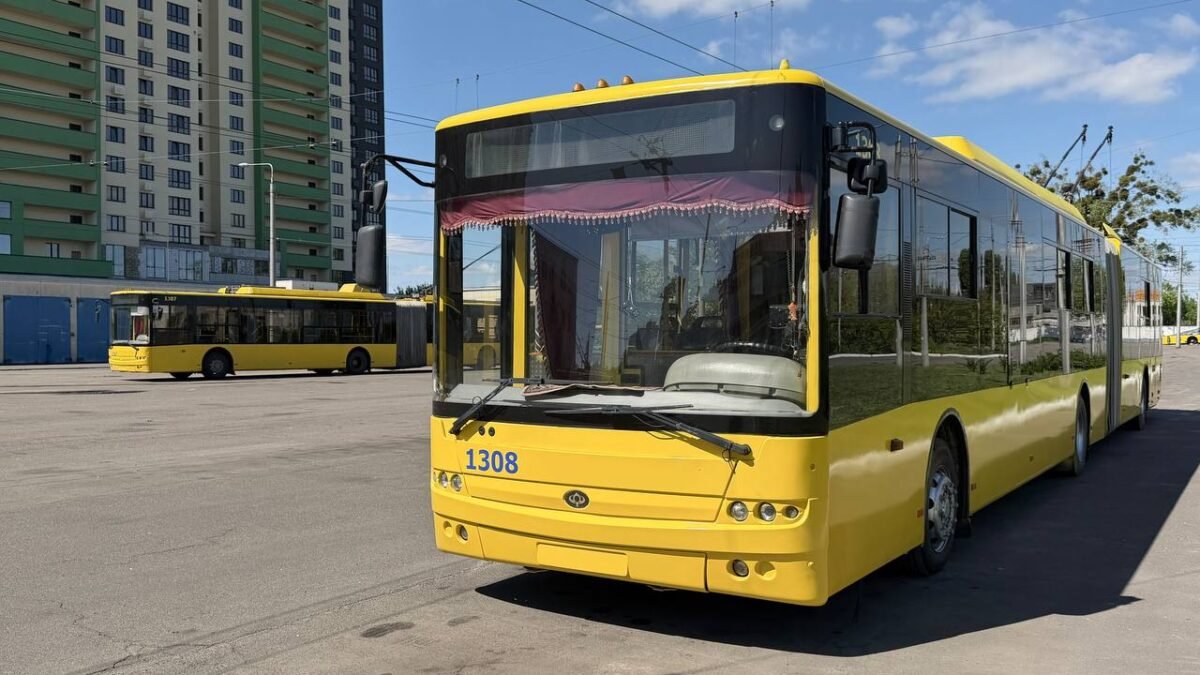 У Києві 6 серпня через спеку зупинявся рух трамваїв та тролейбусів: які маршрути постраждали