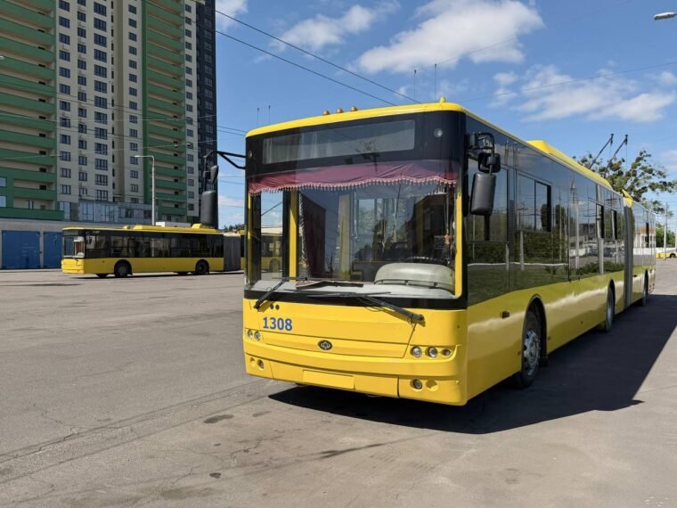 У Києві 6 серпня через спеку зупинявся рух трамваїв та тролейбусів: які маршрути постраждали