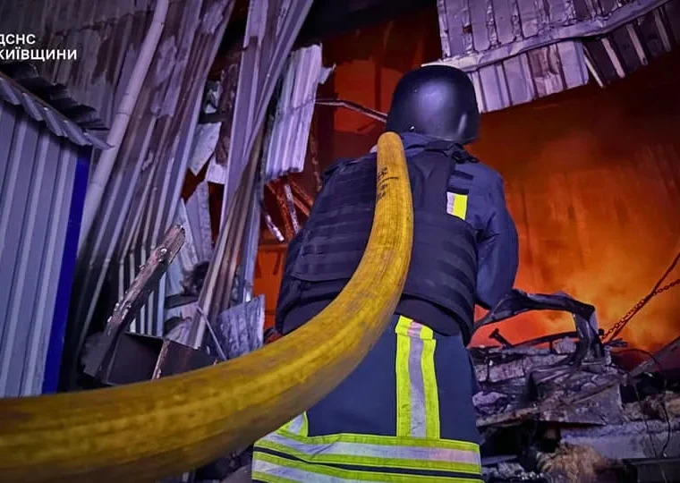Пожежа на підприємстві в Бучанському районі: наслідки ворожої атаки