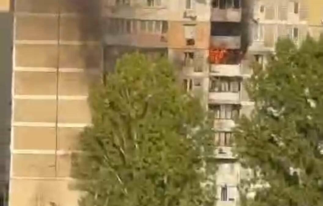 У Дарницькому районі Києва БПЛА влучив у житлову багатоповерхівку