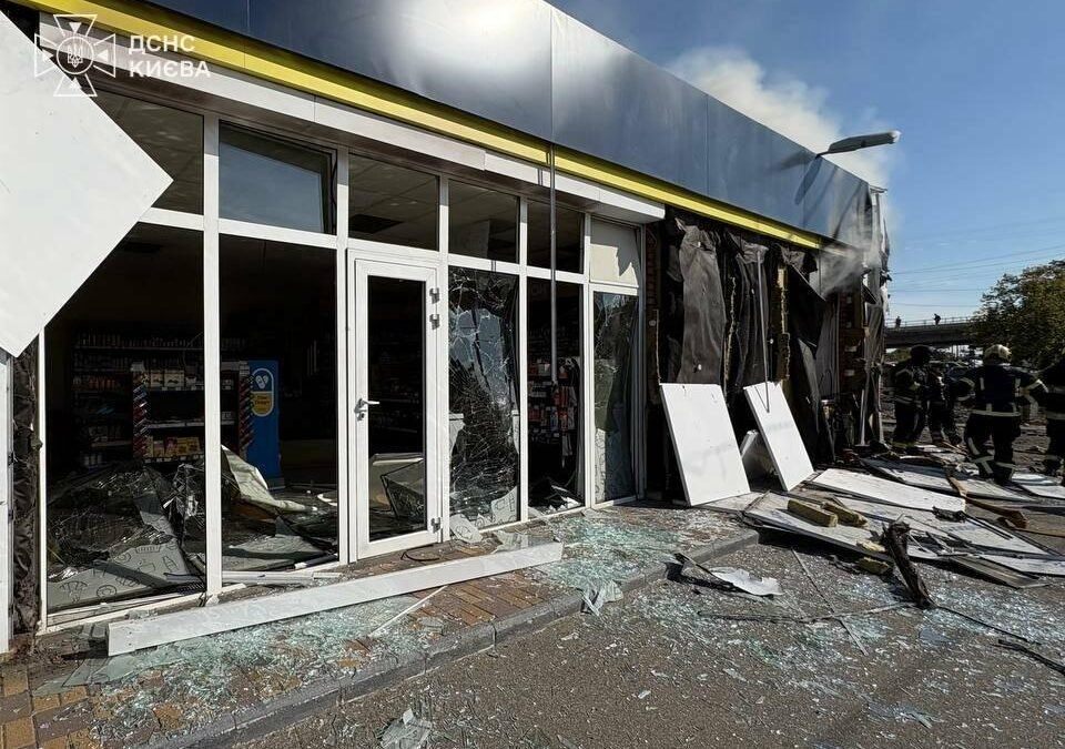Атака на Київ 11 вересня: влучання в офіс, пошкодження швидкої та зміни транспорту