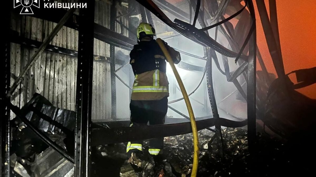 У Бориспільському районі ворог повторно атакував склад: рятувальники продовжують роботу