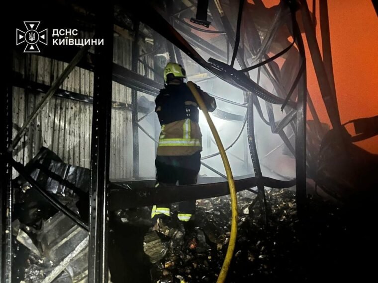 У Бориспільському районі ворог повторно атакував склад: рятувальники продовжують роботу