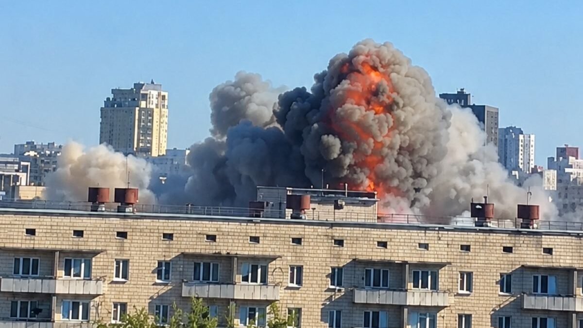 У Києві БпЛА влучив у 9-поверховий житловий будинок: виникла пожежа
