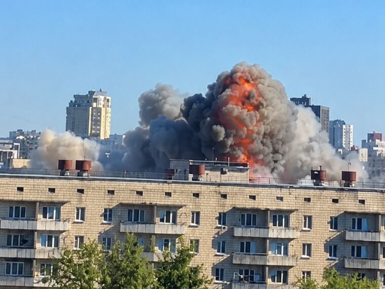 У Києві БпЛА влучив у 9-поверховий житловий будинок: виникла пожежа
