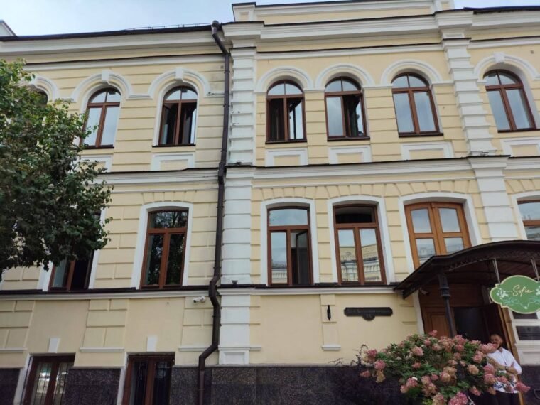 У Києві пошкоджено Консисторію XVIII століття: вибиті вікна