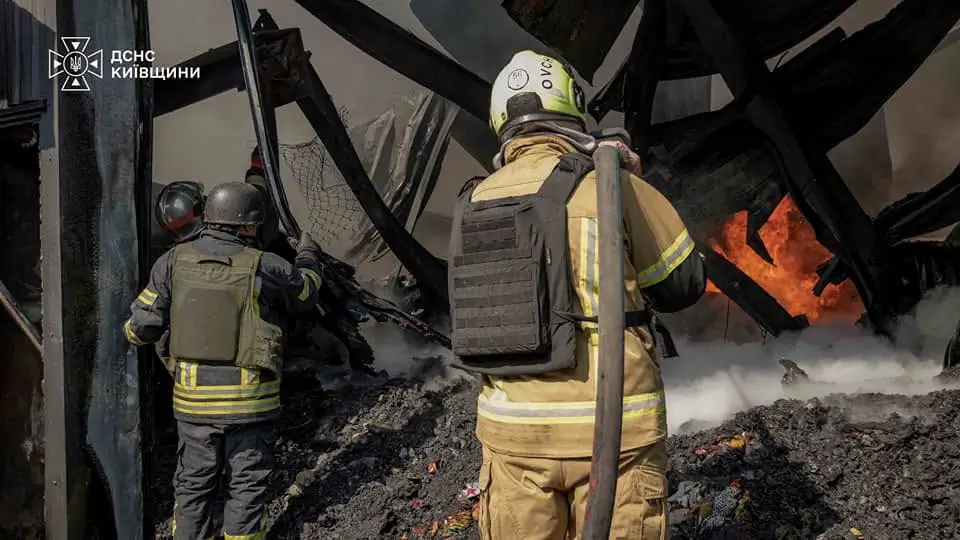 Наслідки атаки РФ на Київщині 16 вересня: пошкоджено склади та автомобіль