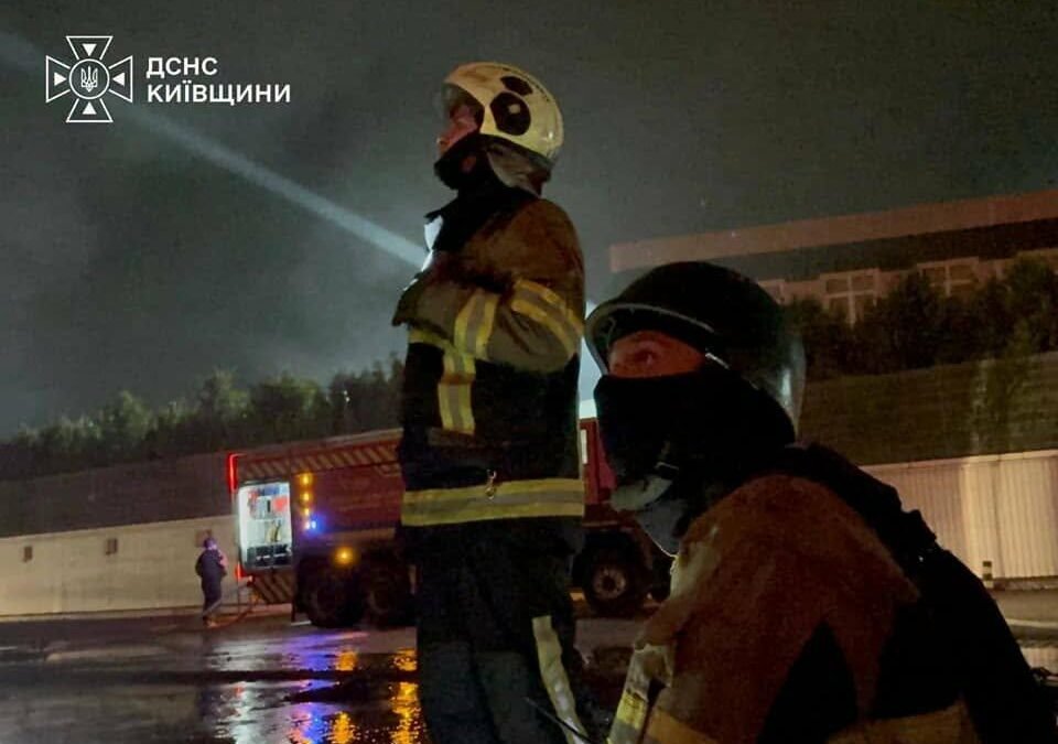 Атака на Київщину: пошкоджено багатоповерхівку в Борисполі та склад на Бучанщині