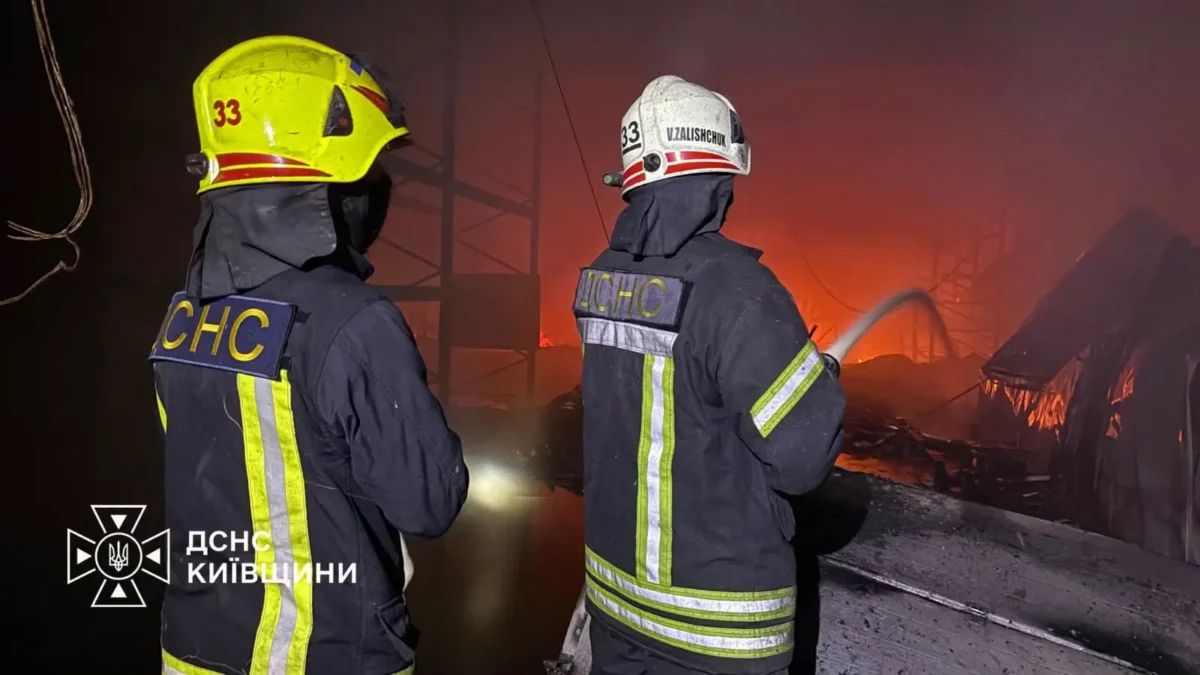 Наслідки атак на Київщині: пошкоджено 9 об’єктів у чотирьох районах, триває гасіння пожежі