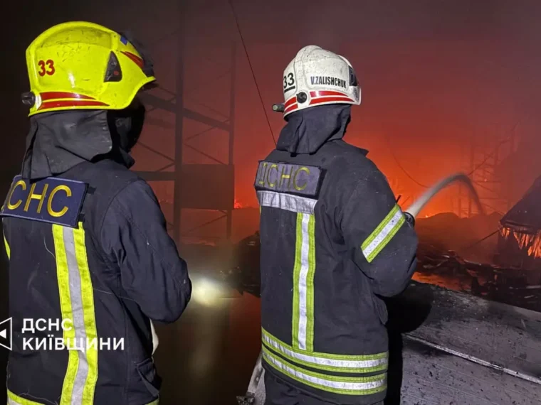 Наслідки атак на Київщині: пошкоджено 9 об’єктів у чотирьох районах, триває гасіння пожежі