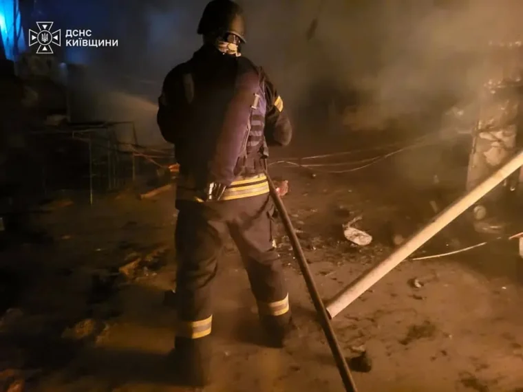 Наслідки нічної атаки на Київщині: троє травмованих, 18 об’єктів пошкоджено