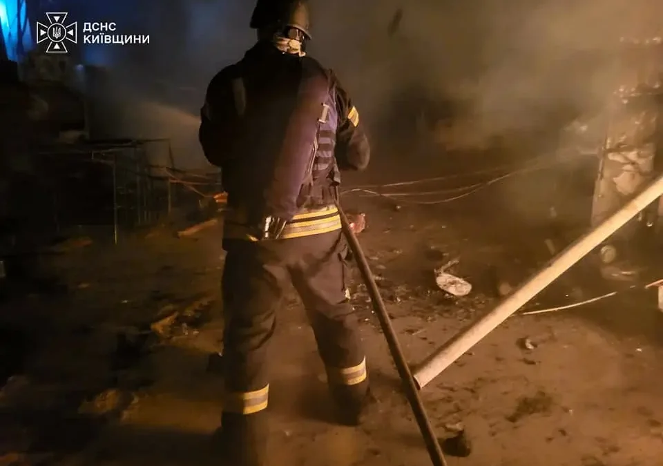 Наслідки нічної атаки на Київщині: троє травмованих, 18 об’єктів пошкоджено