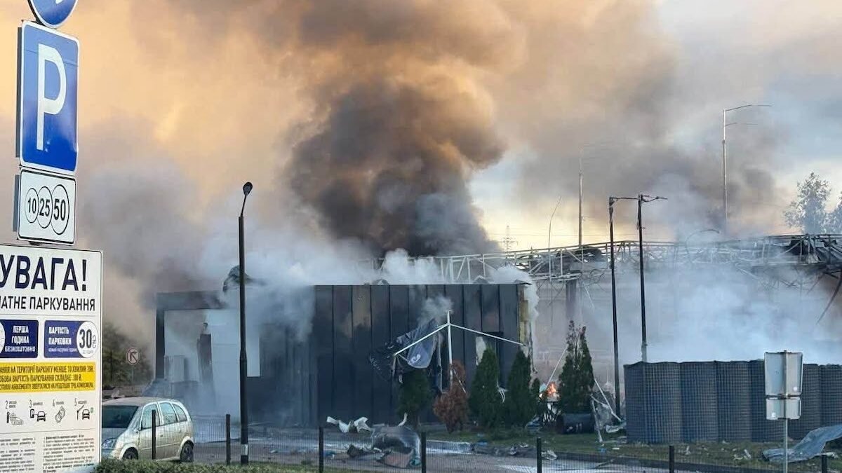 У Києві дрони атакували офісний центр та АЗС: є постраждалі