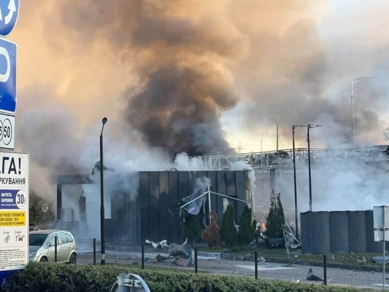 У Києві дрони атакували офісний центр та АЗС: є постраждалі