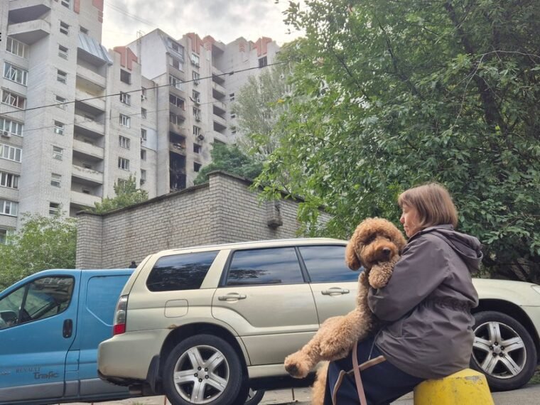 Російський дрон влучив у багатоповерхівку на Печерську: загинув підліток, є поранені