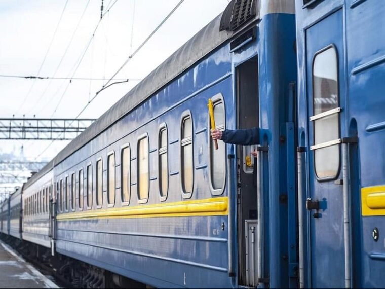 Російський удар по поїзду Київ — Миколаїв: пасажирів евакуювали