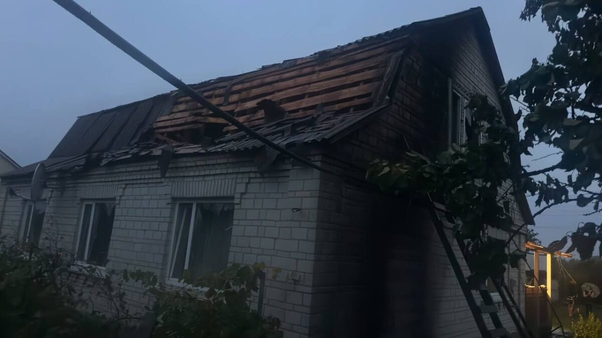 На Київщині пошкоджено будинки та автомобіль після нічної атаки