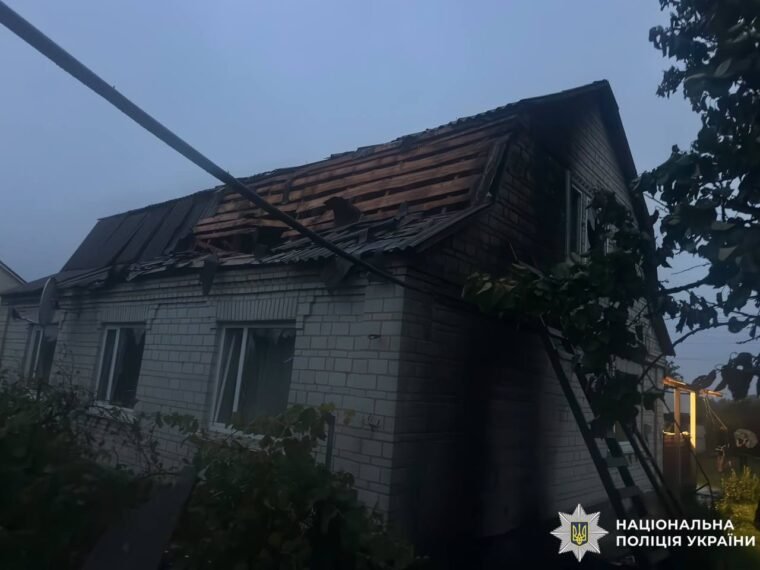 На Київщині пошкоджено будинки та автомобіль після нічної атаки