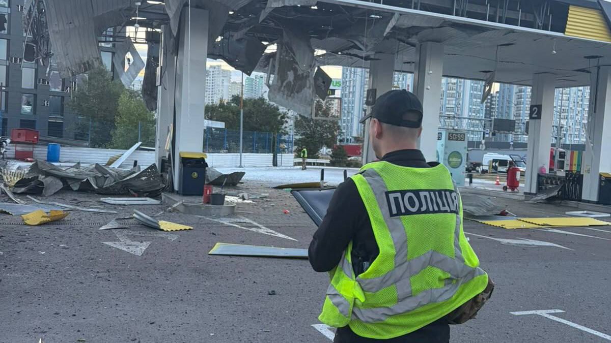 Поліція Києва документує наслідки нічної атаки РФ: є загиблий, вісім постраждалих та пошкодження у чотирьох районах