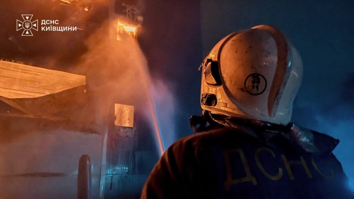 У Бориспільському районі після падіння дрона горів склад: без постраждалих