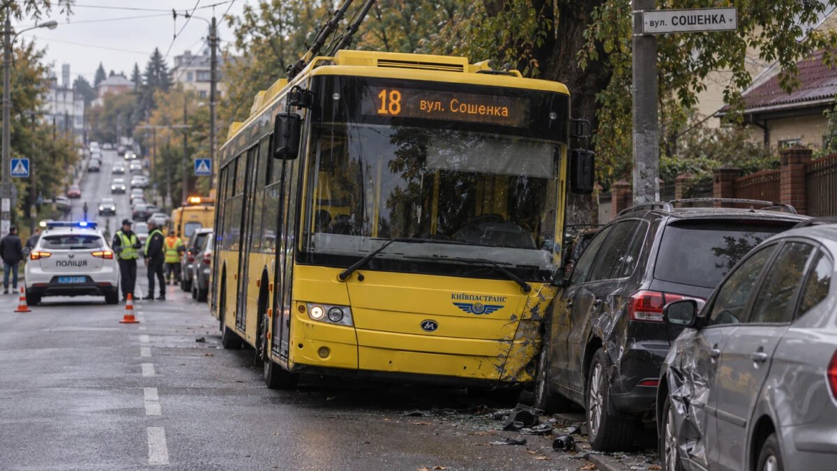 Тролейбус №18 покотився з ухилу на вулиці Сошенка та пошкодив авто