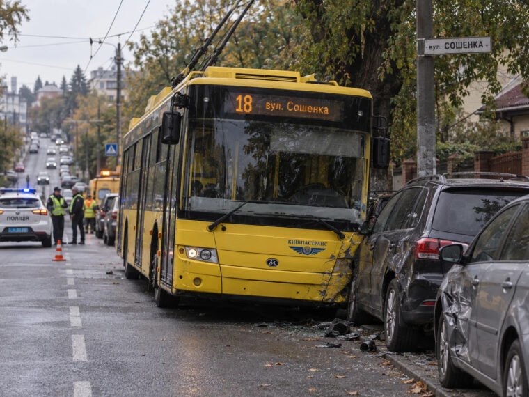 Тролейбус №18 покотився з ухилу на вулиці Сошенка та пошкодив авто