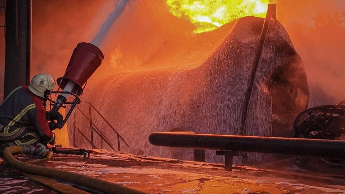 Ліквідація пожежі у Фастівському районі та наслідки атаки РФ на Київщині