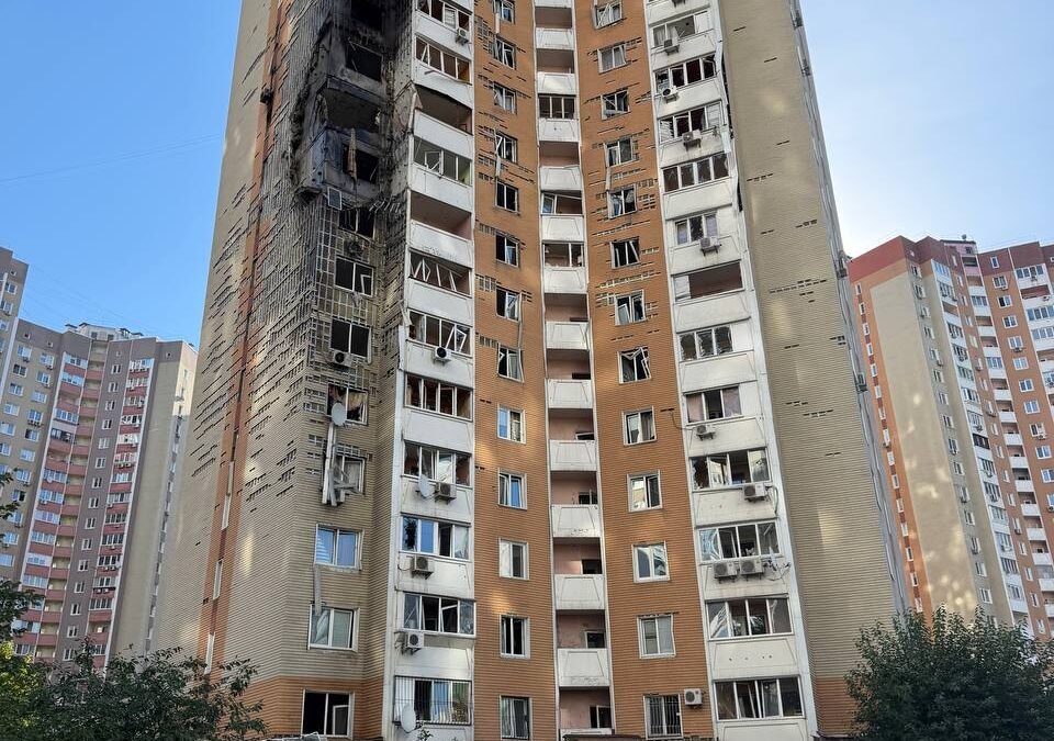 Рятувальні роботи завершено: наслідки удару в Дарницькому районі Києва