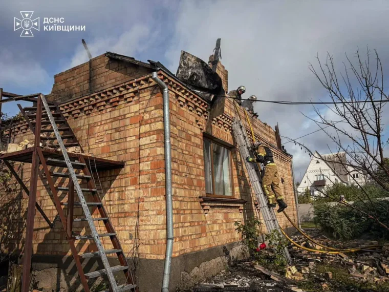 На Київщині внаслідок російської атаки поранено жінку та пошкоджено будинки