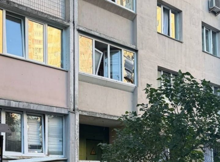 У Подільському районі Києва уламки пошкодили житловий будинок та спричинили пожежу