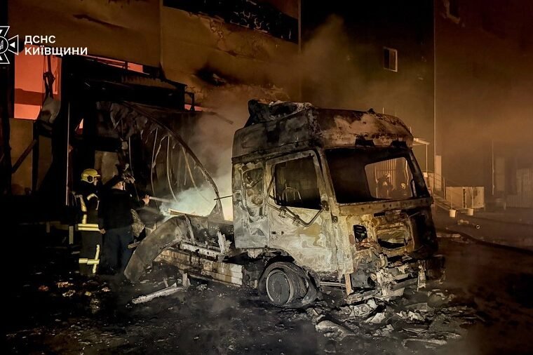На Київщині через атаку дронів поранено жінку, пошкоджено будинки та склади