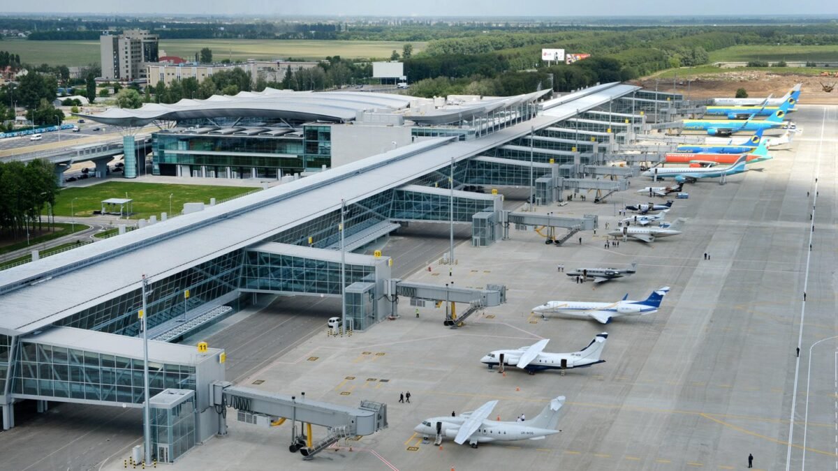 Удари по Київщині та аеропортах: пошкоджено десятки об’єктів, є постраждалі