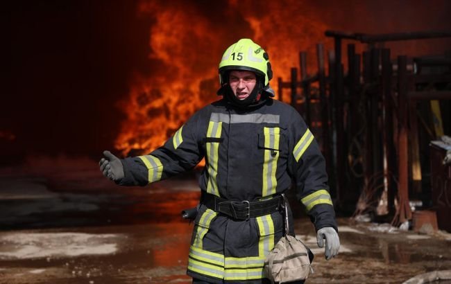 У Києві після атаки дронів загорівся склад, є постраждалий