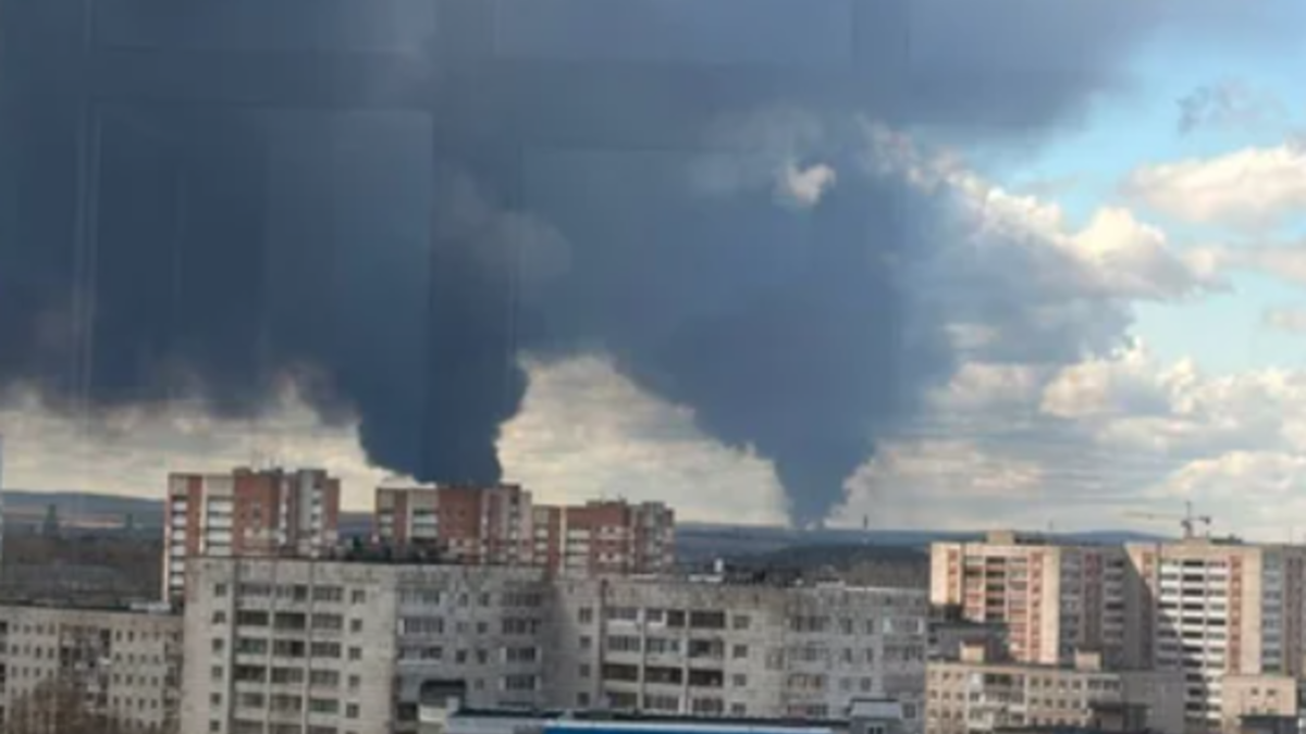 У Києві зафіксовано наслідки денної дронової атаки: пожежа та поранення