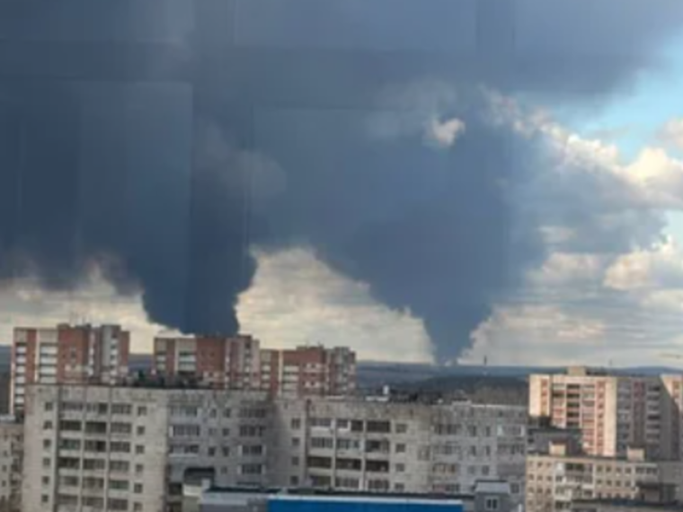 У Києві зафіксовано наслідки денної дронової атаки: пожежа та поранення